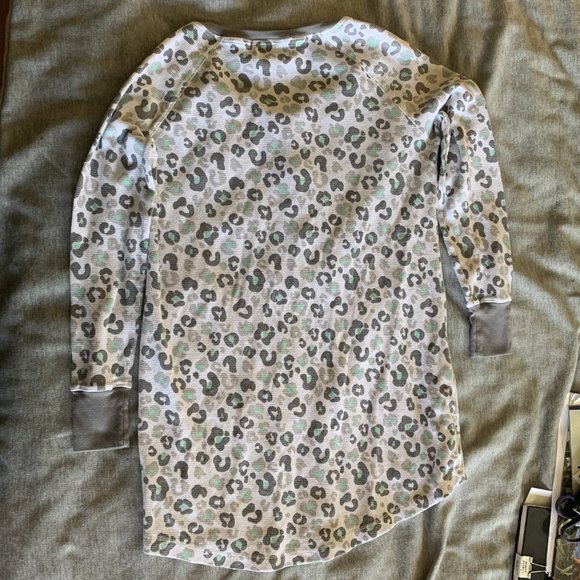 Leopard Print Long Sleeve Extra Long Waffle Shirt - Picture 6 of 8